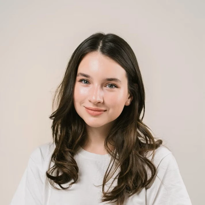 Photo de profil d'une jeune femme avec des longs cheveux