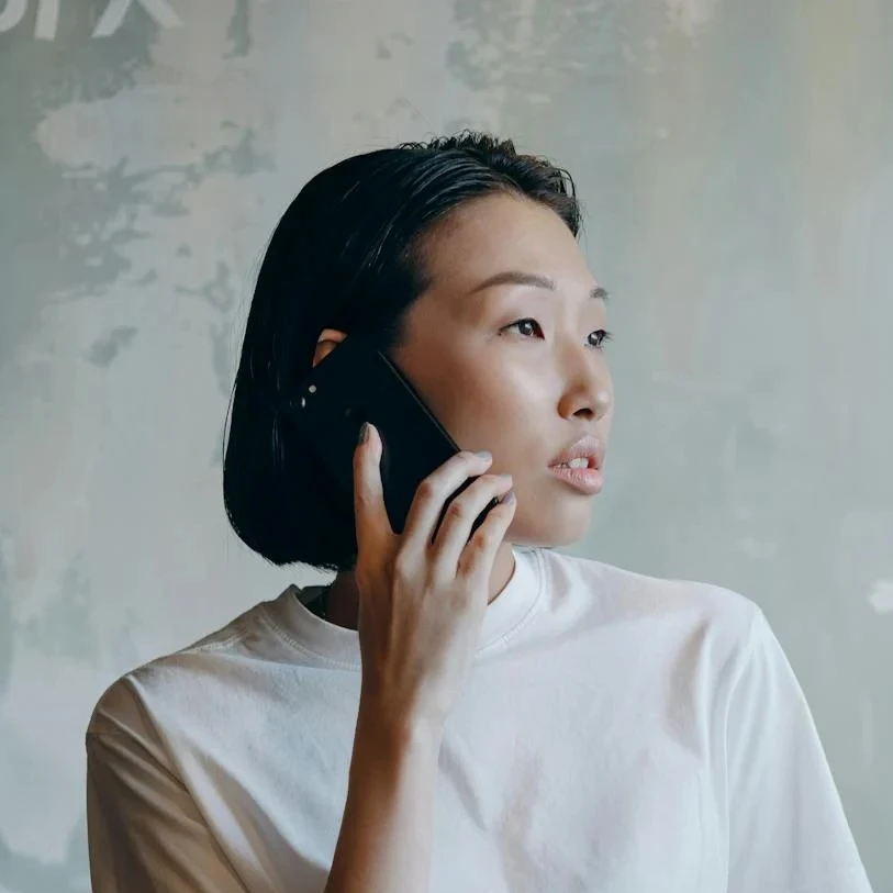 Photo de profil d'une jeune femme asiatique avec des cheveux courts