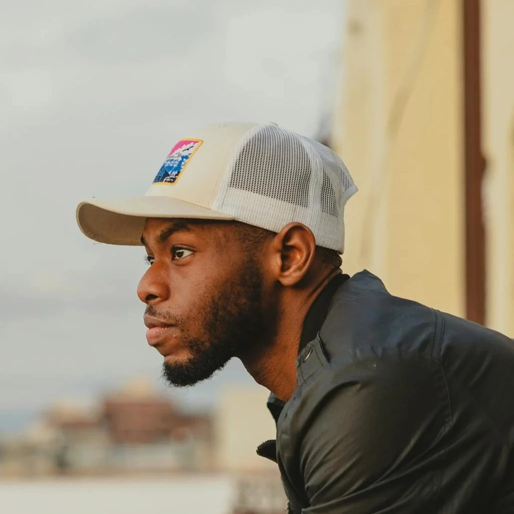 Photo de profil d'un jeune homme africain avec une casquette